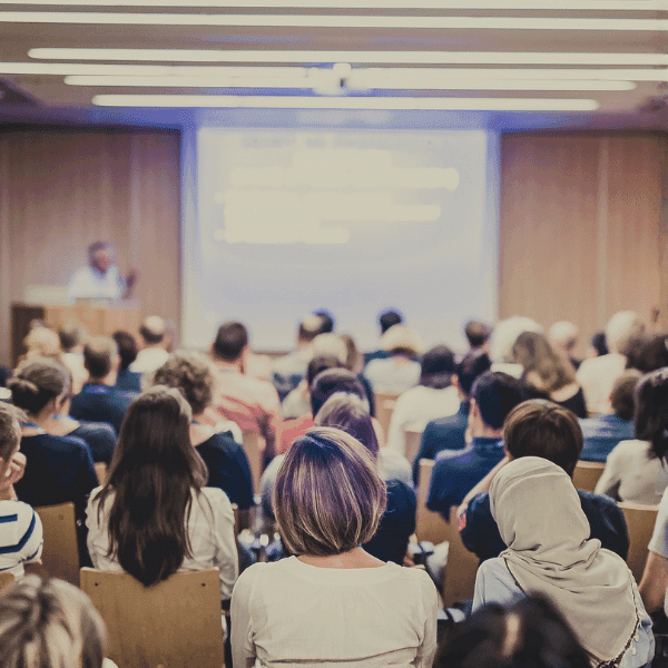 Evento educacional com estudantes e profissionais em seminário e workshop
