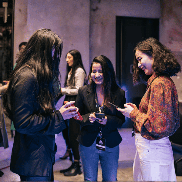 Evento de networking profissional com participantes em conferência e compartilhamento