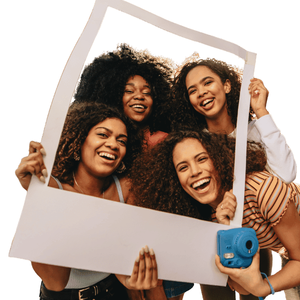 Grupo de pessoas compartilhando nas redes, representando o resultado do Frames